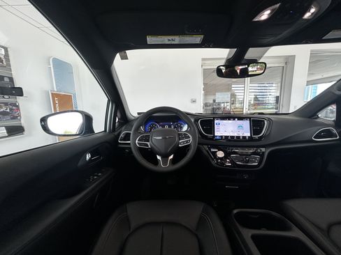 Used 2026 Chrysler Pacifica Select FWD image 3