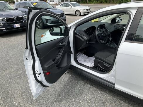 Used 2017 Ford Focus SE w/ Cold Weather Package FWD image 20