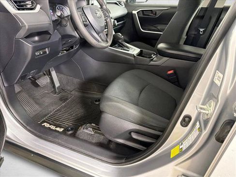 Used 2020 Toyota RAV4 LE FWD image 9