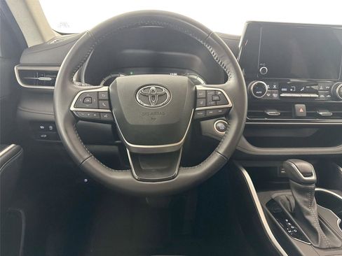 Used 2024 Toyota Highlander LE image 31