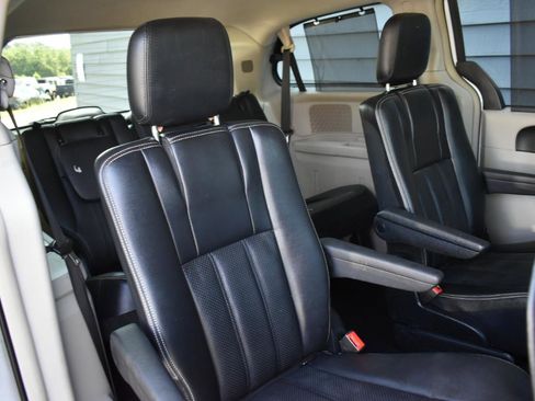 Used 2014 Chrysler Town & Country Touring-L w/ Driver Convenience Group FWD image 30