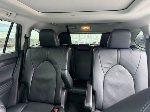 Certified 2024 Toyota Highlander Platinum AWD/4WD image 19