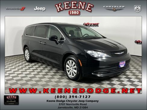 Used 2020 Chrysler Voyager L image 1