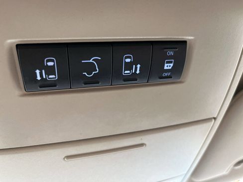 Used 2016 Chrysler Town & Country Touring image 25