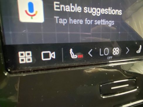 Used 2025 Volvo XC40 B5 Plus image 24