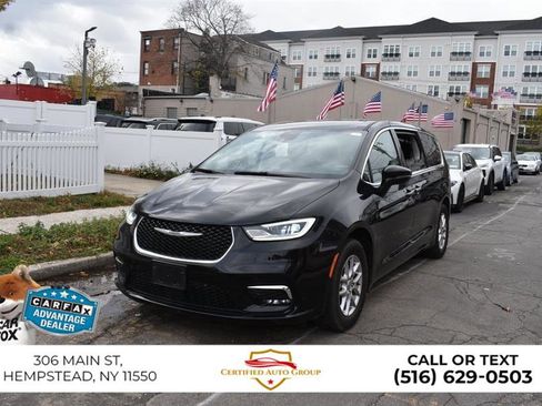 Used 2024 Chrysler Pacifica Touring-L FWD image 2