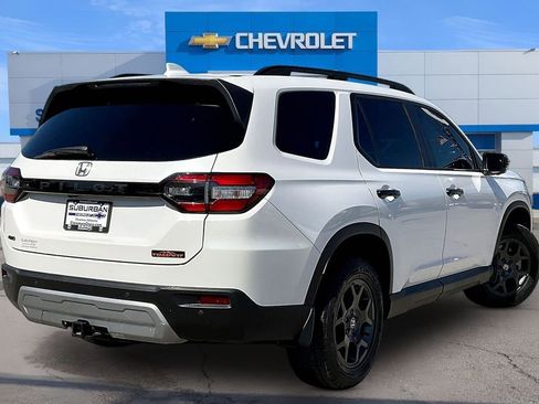 Used 2025 Honda Pilot TrailSport image 2