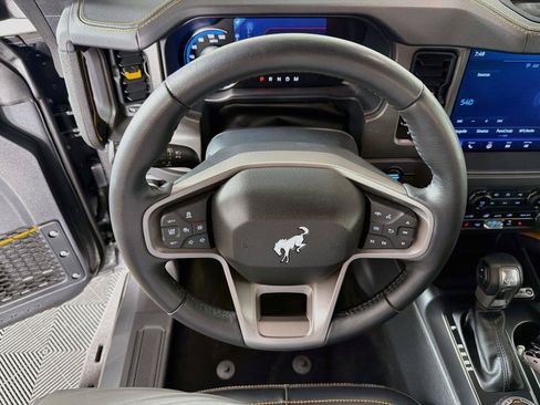 Used 2024 Ford Bronco Badlands AWD/4WD image 3