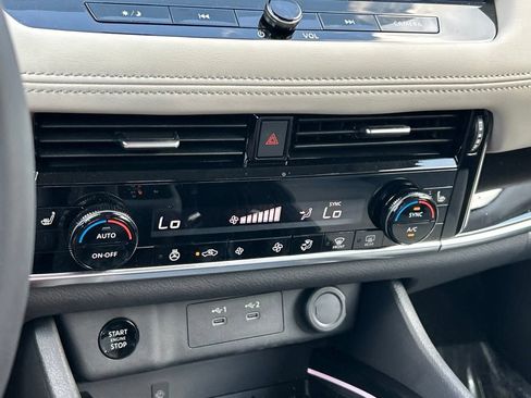 Certified 2025 Nissan Rogue SL FWD image 36