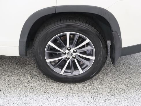 Used 2017 Toyota Highlander XLE AWD/4WD image 10