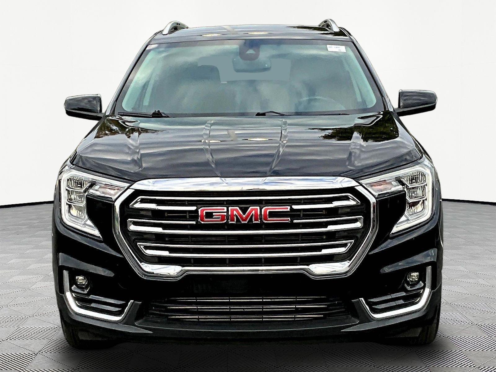 Used 2022 GMC Terrain SLT w/ LPO, 'HIT The Road' Package FWD image 2