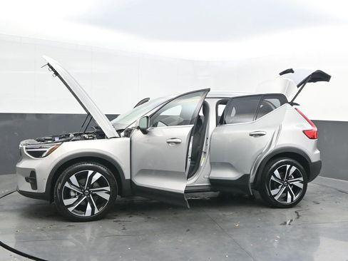 Certified 2025 Volvo XC40 B5 Plus image 40