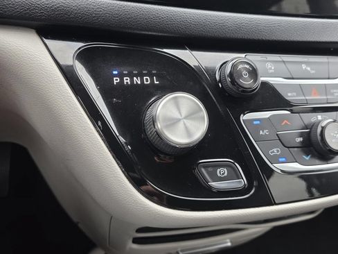 Used 2019 Chrysler Pacifica Touring-L FWD image 23