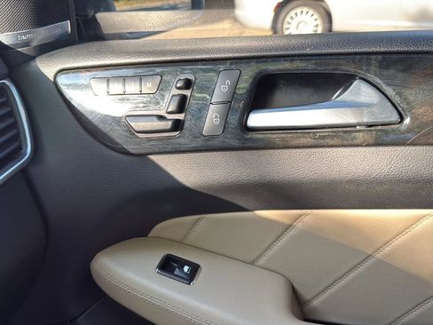 Used 2015 Mercedes-Benz GL 450 4MATIC image 40