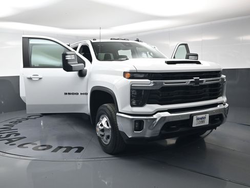 Used 2025 Chevrolet Silverado 3500 LT w/ Safety Package image 21