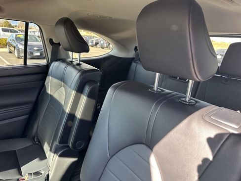 Used 2023 Toyota Highlander L image 22