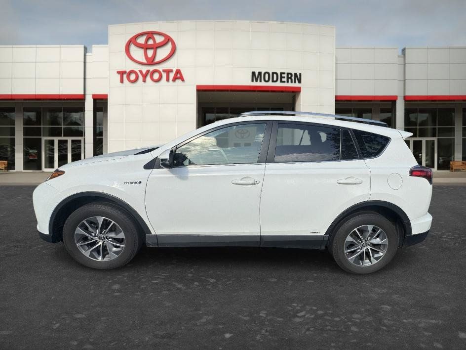 Used 2018 Toyota RAV4 LE AWD/4WD image 3