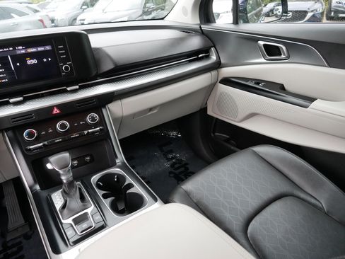 Certified 2024 Kia Carnival LX image 11