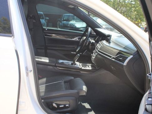 Used 2018 BMW 750i image 25