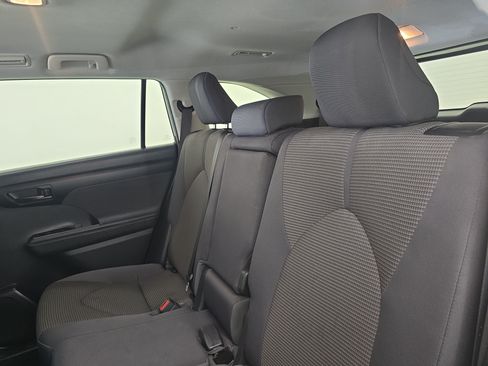 Used 2023 Toyota Highlander LE FWD image 12