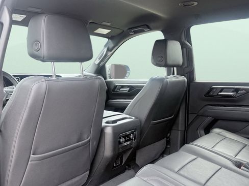 Used 2025 Chevrolet Suburban Z71 AWD/4WD image 40