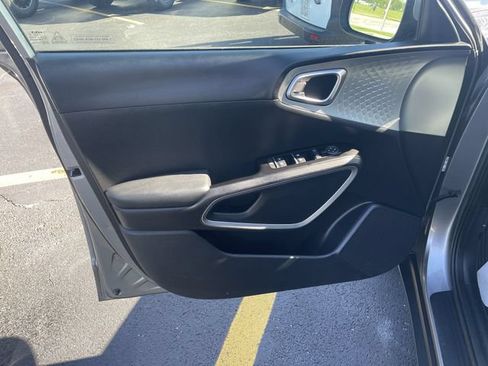 Used 2025 Kia Soul LX w/ LX Technology Package FWD image 14