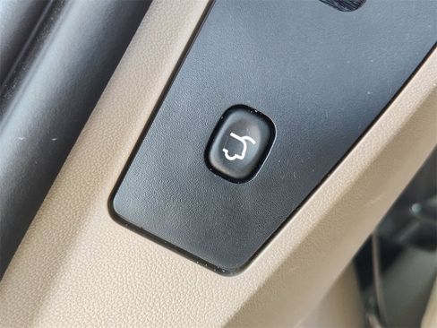 Used 2012 Chrysler Town & Country Limited w/ Luxury Group image 11