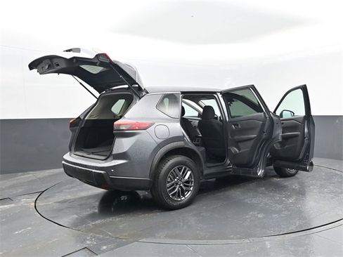 Used 2024 Nissan Rogue S image 28