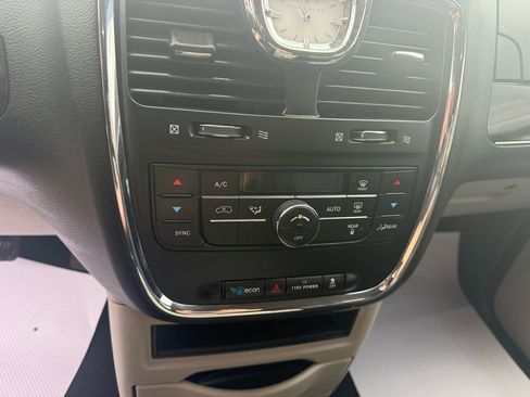 Used 2015 Chrysler Town & Country Touring image 25