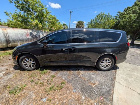 Used 2017 Chrysler Pacifica Touring FWD image 5