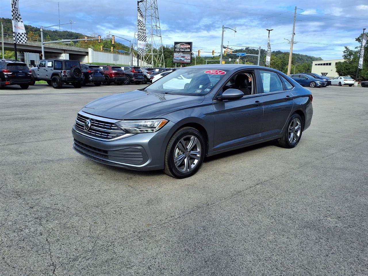 Used 2024 Volkswagen Jetta SE FWD image 3