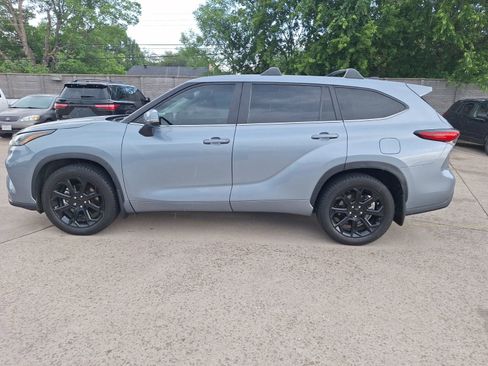 Used 2023 Toyota Highlander LE FWD image 3