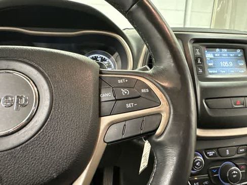 Used 2016 Jeep Cherokee Latitude w/ Cold Weather Group AWD/4WD image 9