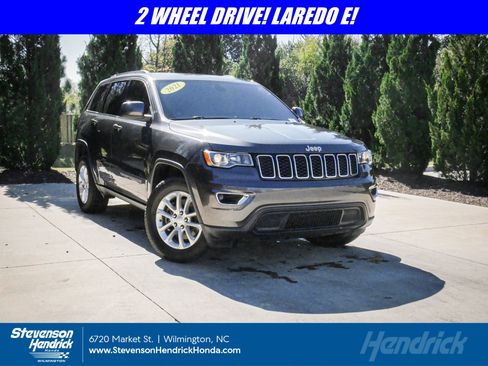 Used 2021 Jeep Grand Cherokee Laredo image 1