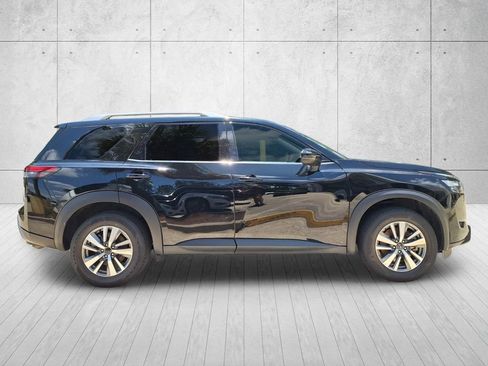 Used 2025 Nissan Pathfinder SL FWD image 4