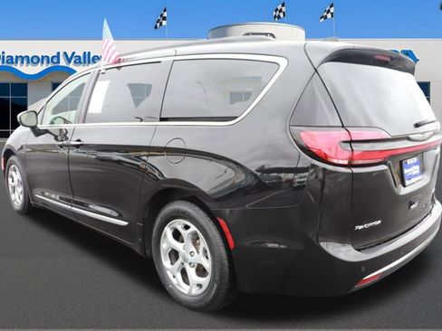 Used 2023 Chrysler Pacifica Limited image 4