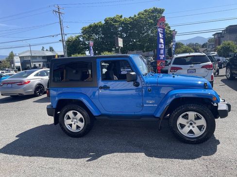 Used 2011 Jeep Wrangler Sahara AWD/4WD image 2