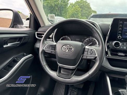 Used 2022 Toyota Highlander XLE image 25