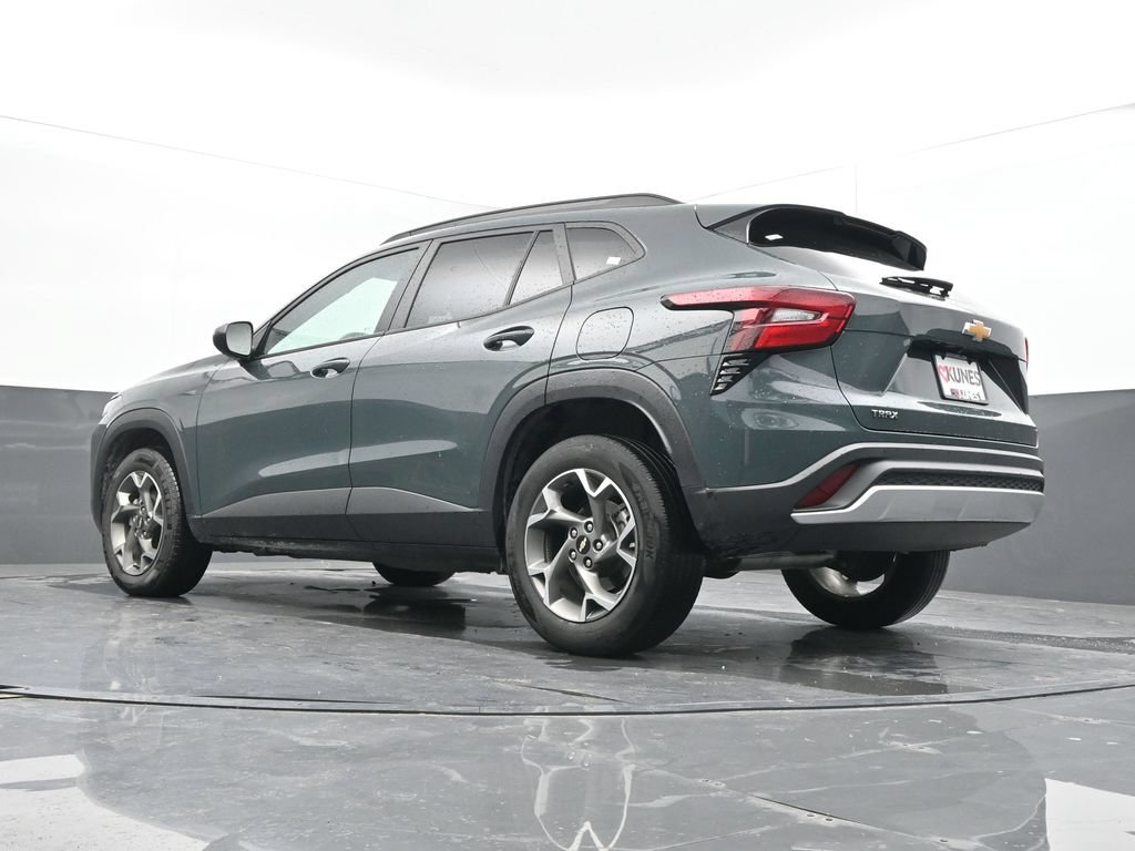 Used 2025 Chevrolet Trax LT FWD image 35