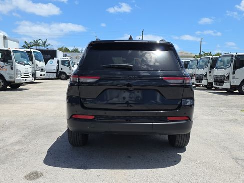 Used 2024 Jeep Grand Cherokee Altitude image 6