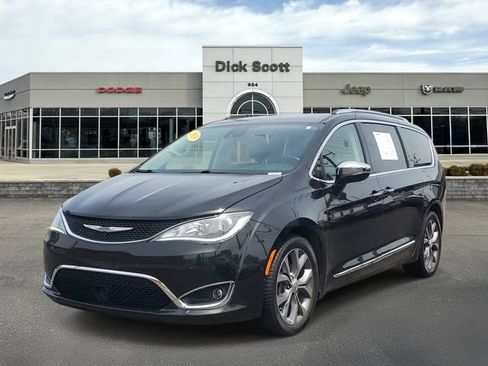 Used 2019 Chrysler Pacifica Limited w/ Tire & Wheel Group FWD image 2