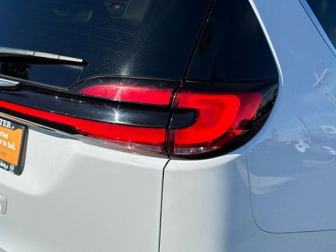 Certified 2024 Chrysler Pacifica Touring-L image 19