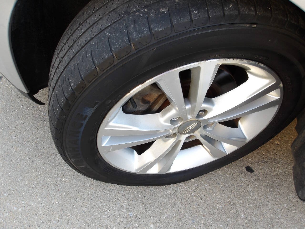 Used 2009 Lincoln MKS FWD image 36