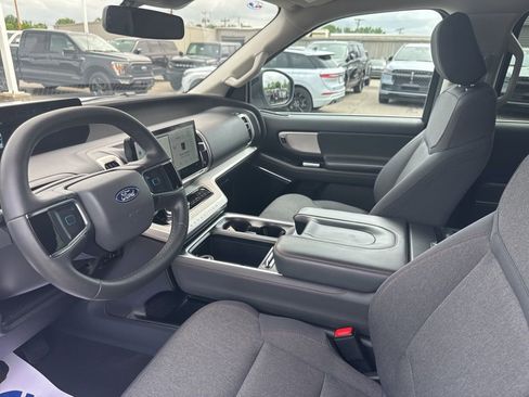 Used 2025 Ford Expedition Active AWD/4WD image 35