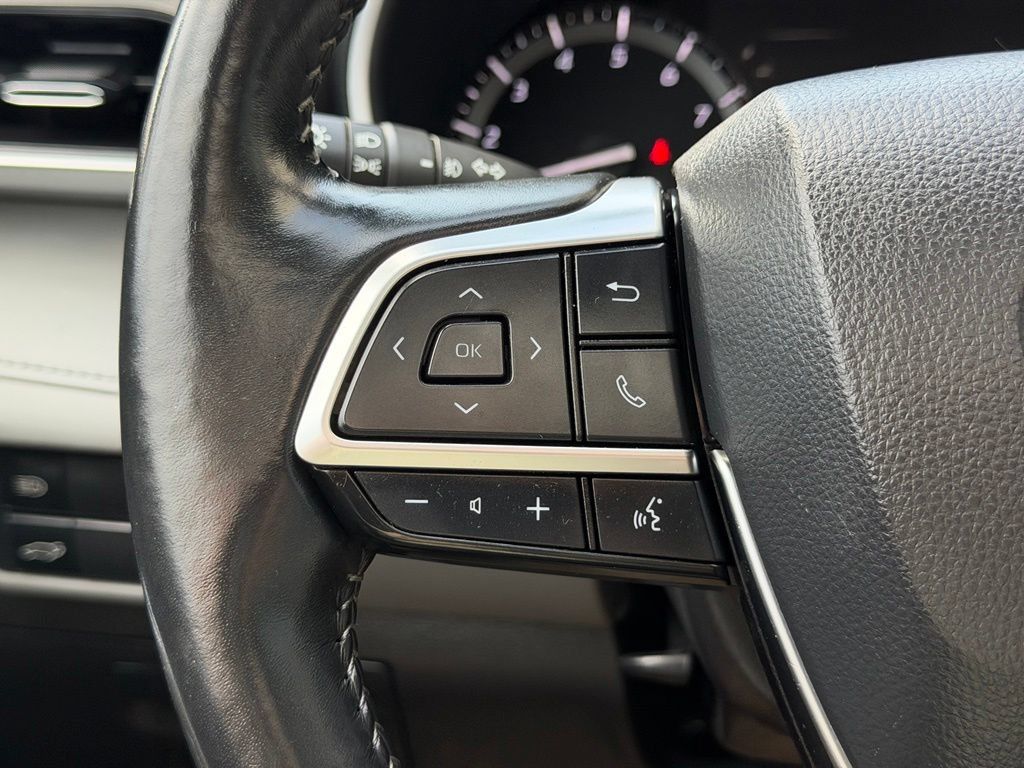 Used 2021 Toyota Highlander XLE AWD/4WD image 17