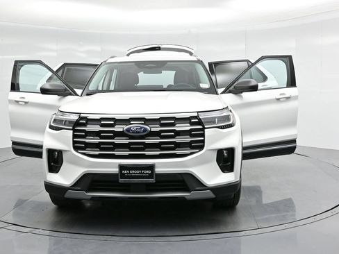 Used 2025 Ford Explorer Active RWD image 31