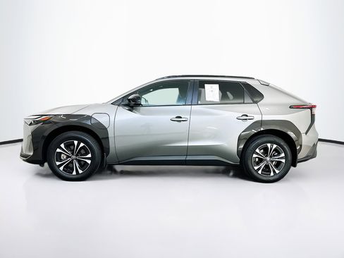 Used 2024 Toyota bZ4X XLE w/ Weather Package image 4