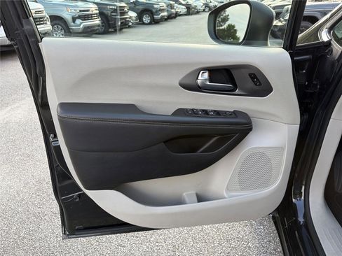 Used 2023 Chrysler Pacifica Touring-L FWD image 9