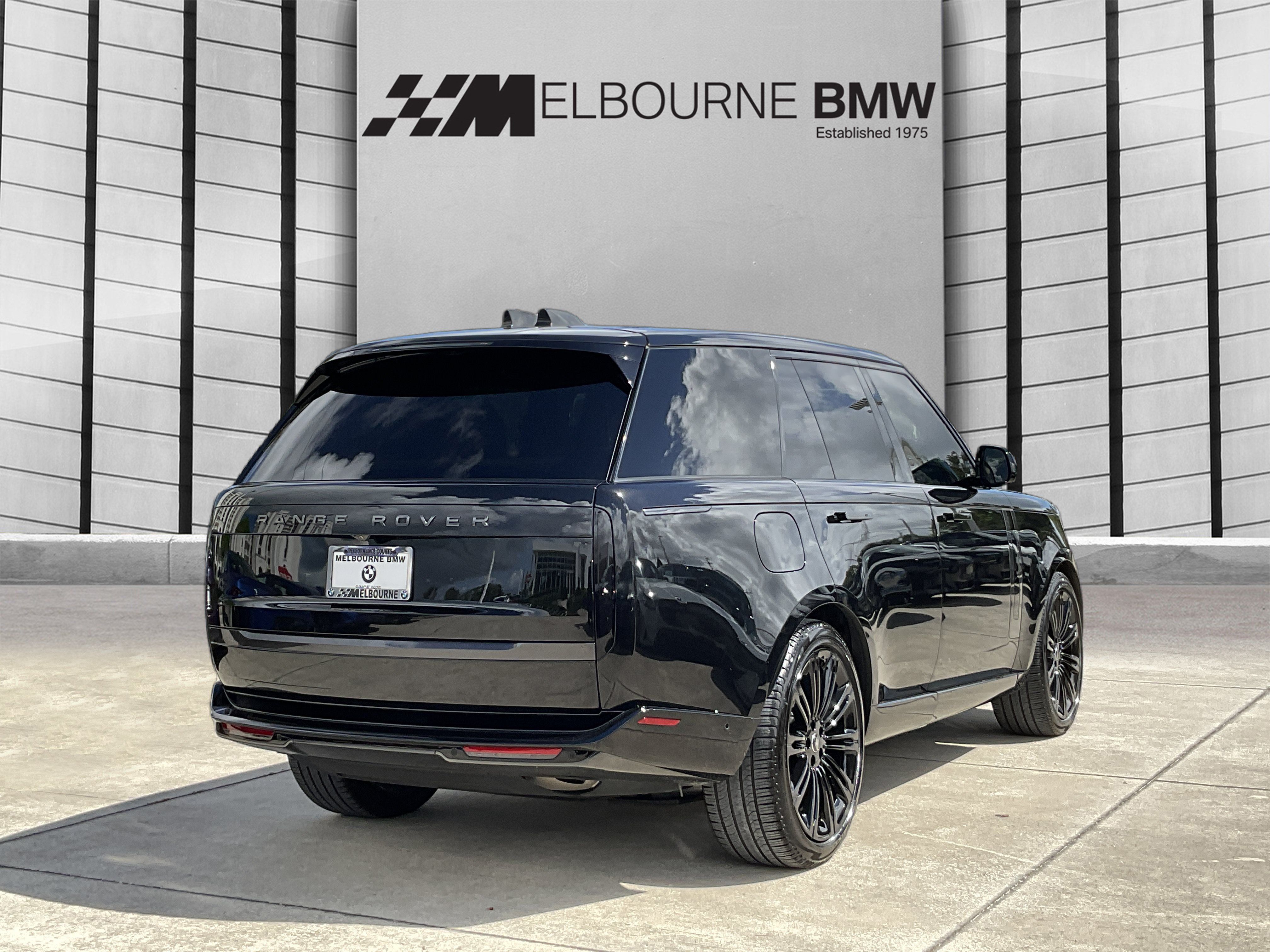 Used 2024 Land Rover Range Rover SE AWD/4WD image 4