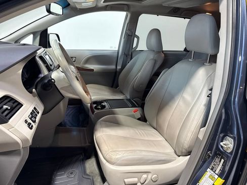 Used 2014 Toyota Sienna XLE w/ Entertainment Package FWD image 25